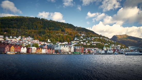 Bildet viser Bryggen i Bergen fra Vågen.